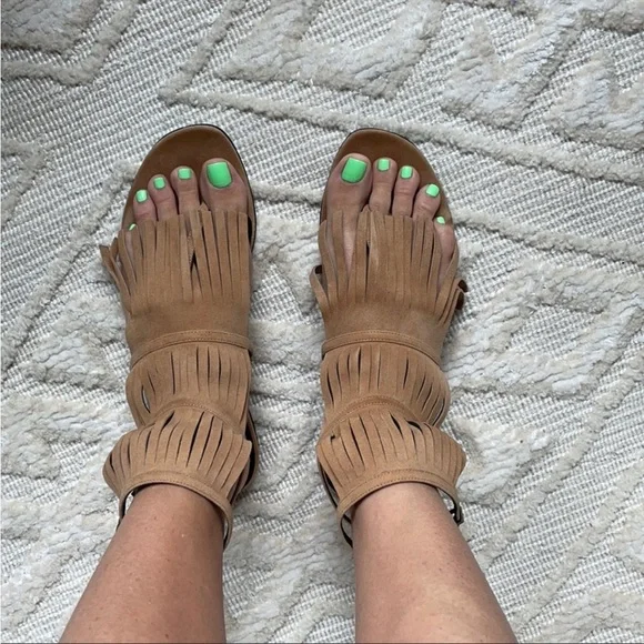 GUCCI Becky Suede Fringe Thong Sandals in Tan Color